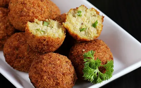 Krispiga falafelbollar med persilja, redo att serveras. Ett perfekt falafel recept för alla tillfällen.