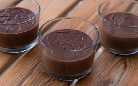 Tre glas med krämig chokladpudding, perfekt för ett enkelt chokladpudding recept.