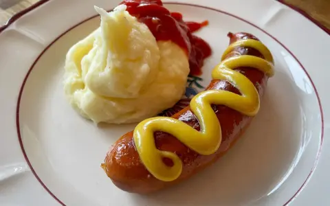 En klassisk korv med mos, serverad med senap och ketchup. Enkel och god vardagsmat.