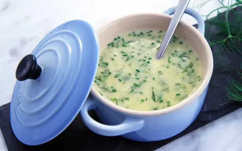 Krämig sås med dill och gräslök, perfekt till fisk. Ett enkelt beurre blanc recept.
