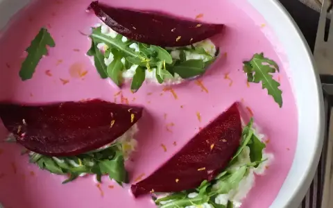 Vacker vegansk mat: rödbetor med ruccola och en krämig, rosa sås. En fest för ögat och magen!