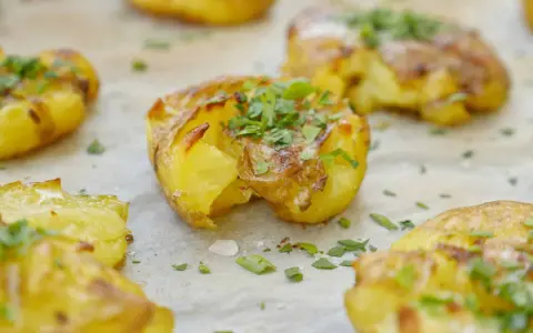 Krispiga, gyllene smashed potatis med färsk persilja. Perfekt tillbehör som smälter i munnen.