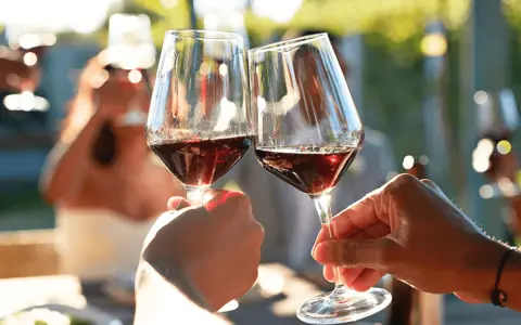 Två glas rött vin skålar i solnedgången, perfekt tillbehör till en råbiff.