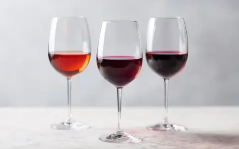 Tre glas med vin, perfekt för att välja rätt vin till ryggbiff.