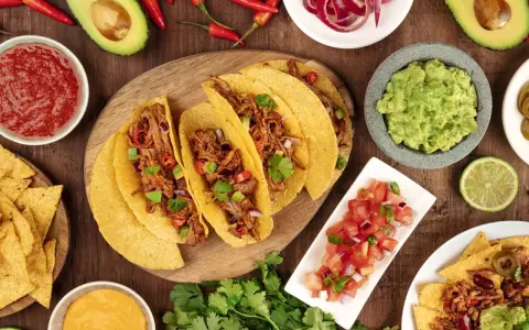 En härlig taco-buffé med allt gott till tacos: köttfyllning, guacamole, salsa, nachos och chili.
