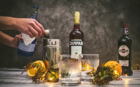 Förberedelser för en klassisk negroni. Gin, Campari och Martini Rossi står redo.