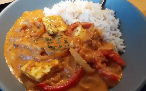 En krämig halloumi stroganoff med ris, paprika och lök. En härlig vegetarisk rätt.