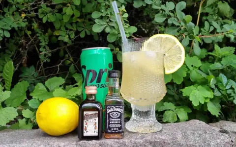 Lynchburg lemonade recept: en citron, en burk Sprite Zero, Cointreau och Jack Daniel's. En perfekt sommardrink!