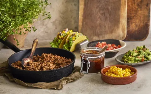 Tacos med köttfärs, majs, salsa och guacamole. Perfekt för ett tacokrydda recept!