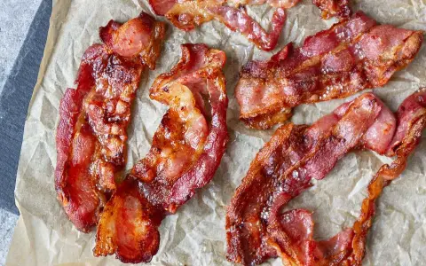 Krispigt, gyllene bacon i airfryer, perfekt stekt och redo att avnjutas.