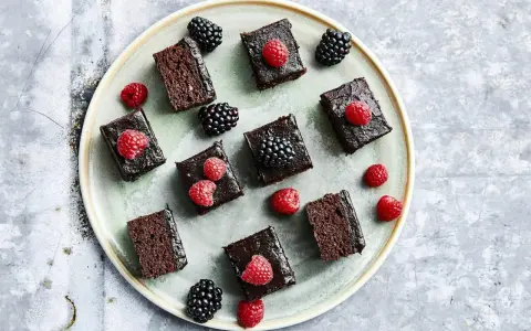 Små bitar av chokladkaka med hallon och björnbär. Ett perfekt chokladkaka recept för fikat.
