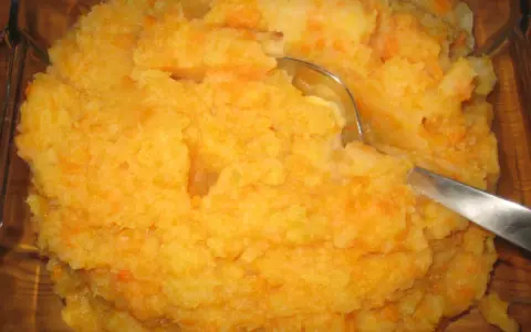 En härlig rotmos, perfekt till fläsk. Ett enkelt rotmos recept som passar alla.