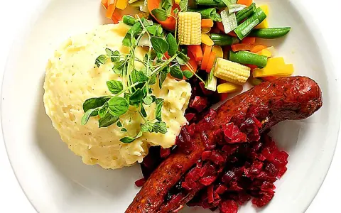 Ugnsbakad isterband med potatismos, rödbetor och en blandning av grönsaker.