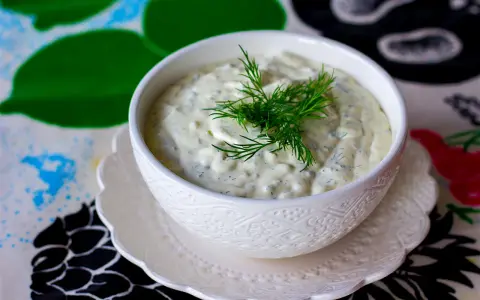 Krämig sås med dill, perfekt som skolans fisksås till sillen.