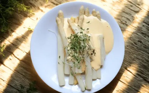 Vit sparris med hollandaisesås och krasse, ett enkelt och gott vit sparris recept.