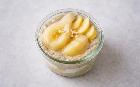 Chiapudding recept med päron och nötter i glasburk. En härlig frukost eller mellanmål.