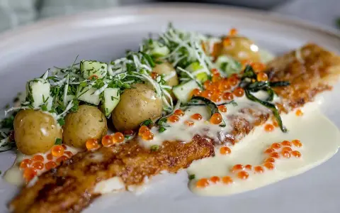 Stekt fisk med krämig sås, potatis, gurka och rom. Ett perfekt sandefjordsås recept för en lyxig middag.