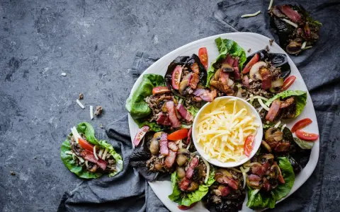 Läckra salladsblad fyllda med köttfärs, svamp, bacon och tomat. En perfekt proteinrik mat för en hälsosam måltid.