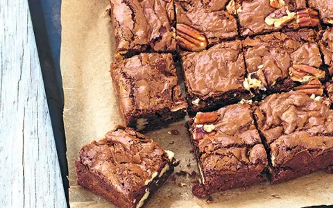 Färska, sega brownies med nötter, perfekta för ett enkelt brownie recept.