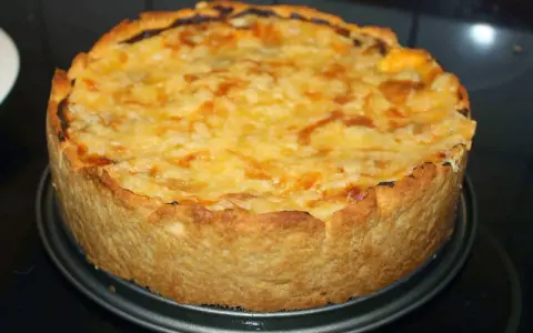 En gyllene kycklingpaj med ostigt täcke, perfekt för ett mysigt kycklingpaj recept.