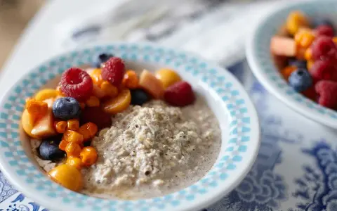 En skål gröt med färska bär och frukt. Perfekt för frukost tips!
