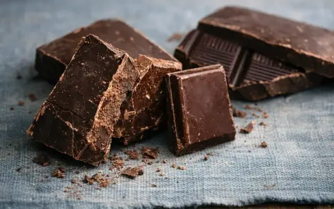 Mörk choklad i bitar, redo att smältas till en härlig lava cake.
