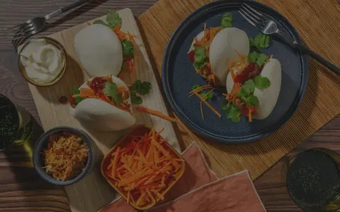 Läckra bao buns med strimlad morot, koriander och en härlig fyllning. Ett perfekt bao buns recept för en smakrik måltid.