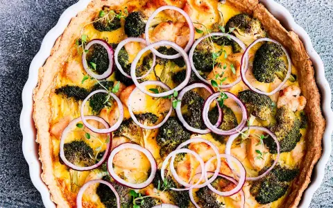 En gyllene kycklingpaj med broccoli, rödlök och örter. Ett perfekt paj recept för middagen.