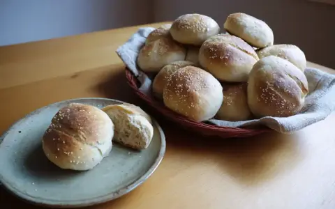 Nybakade frallor med sesamfrön, perfekta för frukost eller fika. Ett enkelt frallor recept att prova!