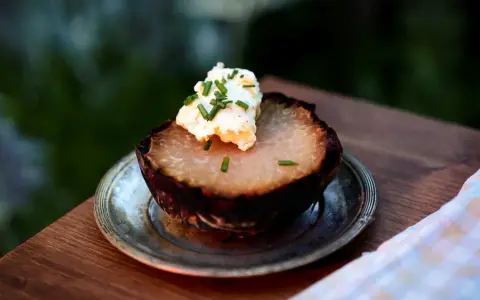 En bakad kålrabbi med en klick smör och gräslök, ett enkelt och gott kålrabbi recept.