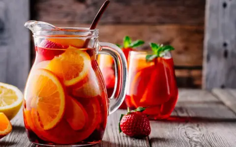 En karaff fylld med fruktig sangria, perfekt för en sommardag. Här är ett enkelt sangria recept.