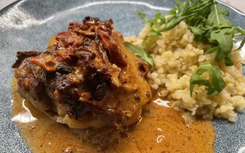 Kyckling i krämig sås med soltorkade tomater och en sida av bulgur med ruccola.