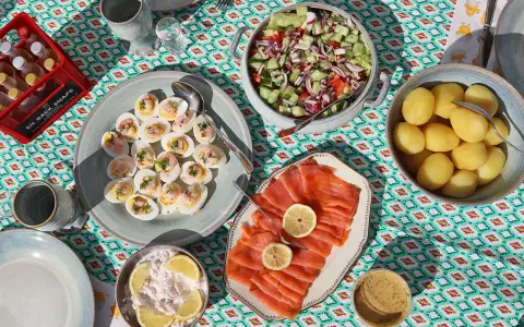 En härlig påskbuffé med ägghalvor, gravad lax, potatis, sallad och skagenröra. Perfekta påskmat recept för en festlig måltid.