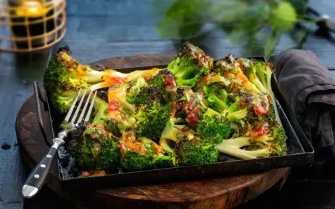 Ugnsrostad broccoli med en härlig dressing. Perfekt som tillbehör eller en lätt måltid.