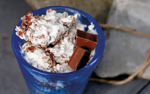 Blå skål med krämig glass, chokladbitar och strössel. Ett enkelt glass recept för en varm sommardag.