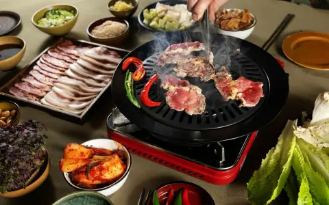 En härlig **korean bbq**-upplevelse med saftigt kött som grillas, serverat med kimchi, vitlök och färska grönsaker.