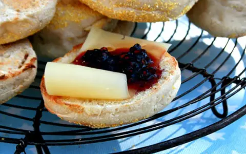 En rostad english muffin med sylt och ost. En perfekt frukost eller mellanmål.