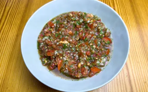 En skål med färsk pico de gallo, en härlig blandning av hackade tomater, lök, koriander och chili, redo att förhöja vilken måltid som helst.