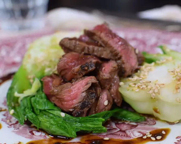 Skivat, saftigt yakiniku-kött serverat med ångad pak choi och sesamfrön. Ett perfekt yakiniku recept för en snabb middag.