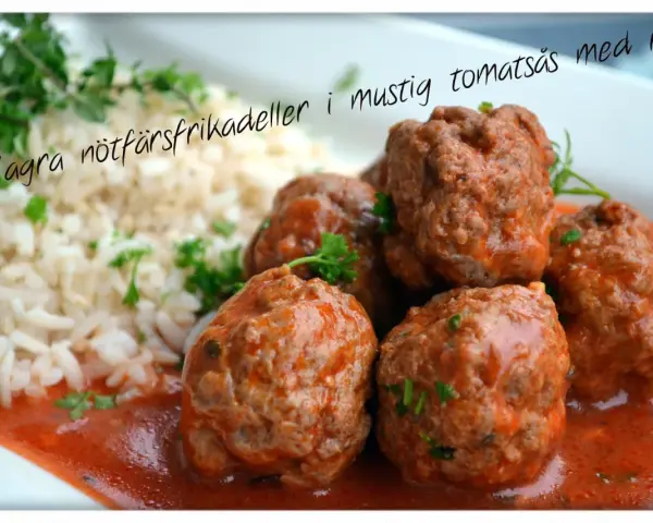 Magra nötfärsfrikadeller i mustig tomatsås med ris. En klassisk svensk rätt som värmer själen.
