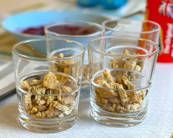 Smulsa i ett gott dessert i glas med krossade digestivekex.