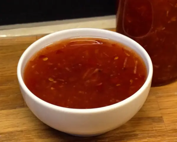En skål med söt chili sås, redo att förhöja smaken på din favoritmat.