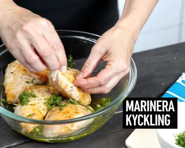 Händer lägger färska örter på saftig marinad kyckling i en glasskål.