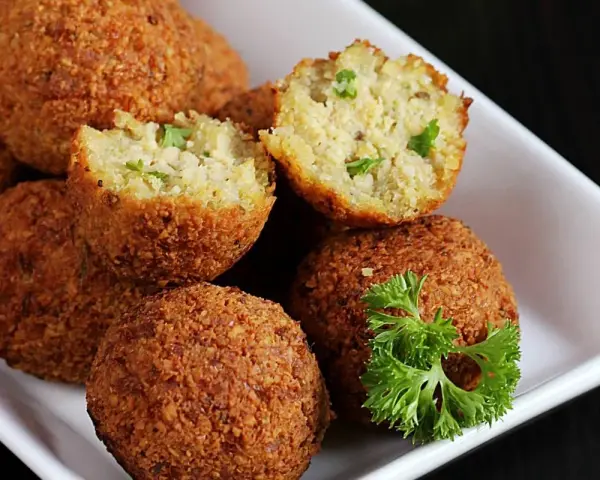 Krispiga falafelbollar med persilja, redo att serveras. Ett perfekt falafel recept för alla tillfällen.