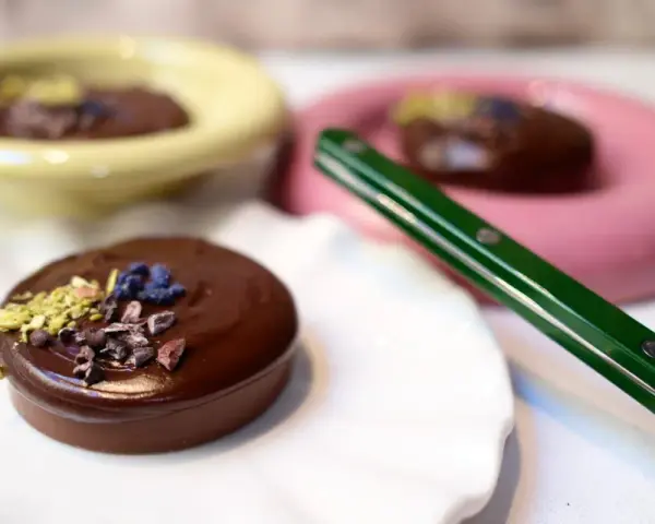 Chokladmousse med pistagekross och kakaonibs. Enkel dessert som ser lyxig ut.
