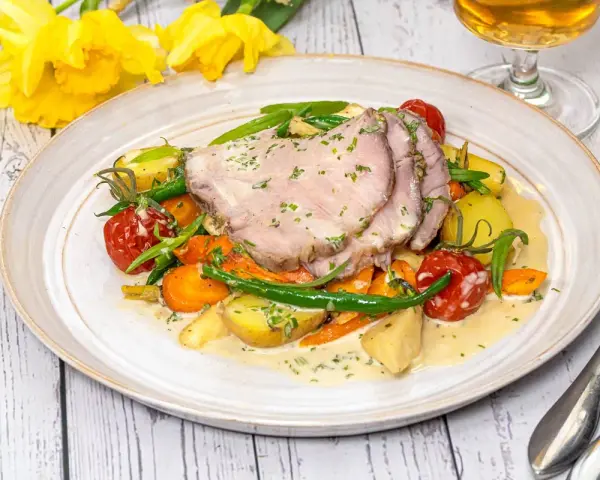 Skinkstek med krämig sås, potatis, morötter och gröna bönor. Ett härligt skinkstek recept för en fin middag.