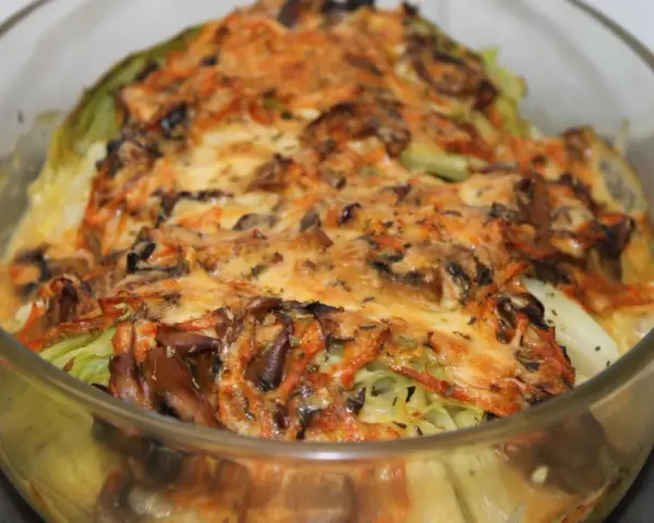 Gratinerad vitkål med svamp och ost, ett läckert recept med vitkål som passar perfekt till middagen.