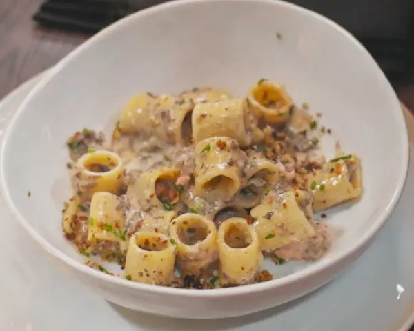 En krämig salsicciapasta med svamp och örter, en rätt som Benjamin skulle älska.