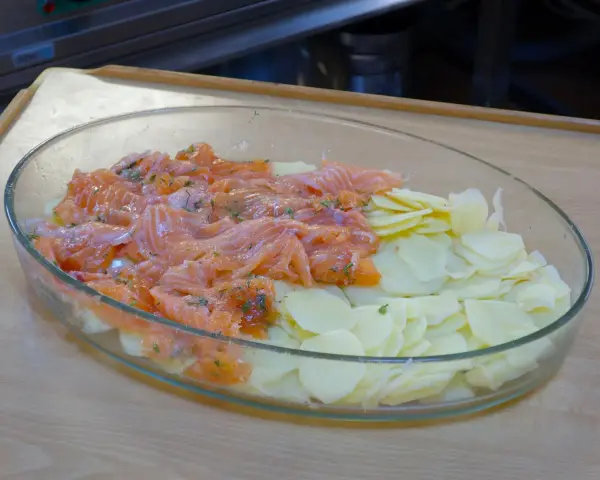 Laxpudding recept: skivad potatis i ugnsform med rå lax och dill. Enkel och god middag.