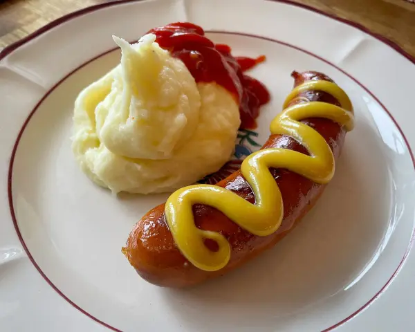 En klassisk korv med mos, serverad med senap och ketchup. Enkel och god vardagsmat.